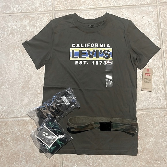 NWT Levi’s tshirt boys 12/13 size Med Large PLUS a couple accessories brand new - Picture 1 of 6